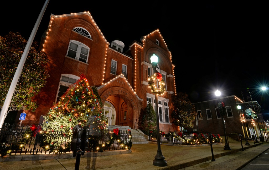 Oxford begins preparations for holiday season The Daily Mississippian