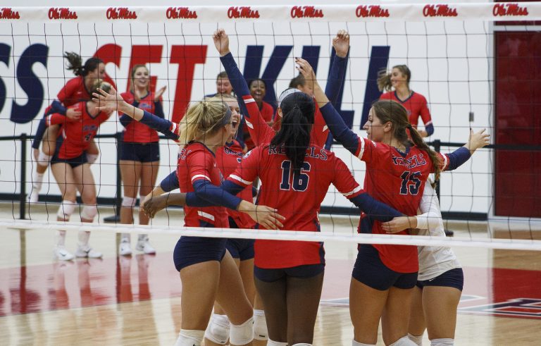 Volleyball starts season strong with three weekend wins, falls short to North Dakota