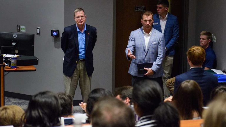 Vitter, Bjork explain mascot at ASB Senate, Landshark resolution passes