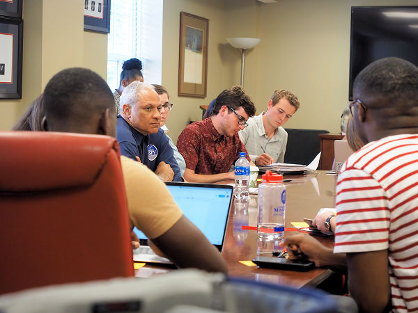 Mike Espy meets with students in Oxford