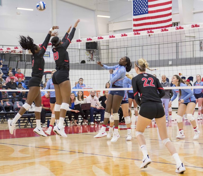 Volleyball drops fourth straight with 3-1 loss to Aggies